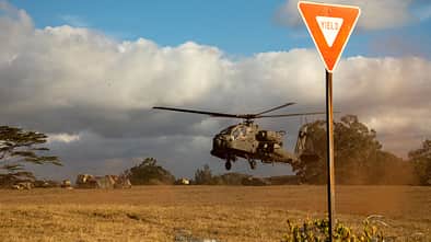 AH-64 Apache Landung mit Straßenschild