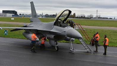 F-16 am Boden mit Personal