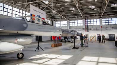F-16 am Boden mit Redner