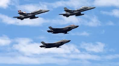 F/A-18C Hornet der Marines im Flug mit F-35