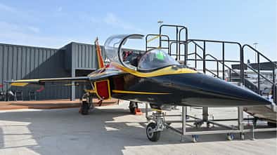 Hongdu L-15 am Boden auf Messe