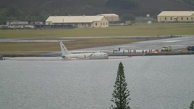 P-8 im Wasser vor Startbahn