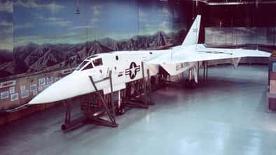 XF-108 Rapier Modell in Originalgröße im Hangar in Farbe