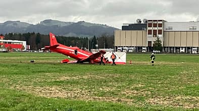 PC-21 Wrack in Wiese