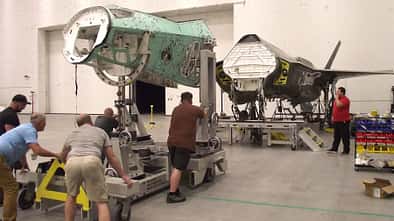 F-35 Komponenten in Werkstatt mit Personen