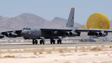 Boeing B-52H bei der Landung mit Schirm