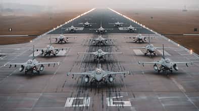 F-16 Fighting Falcon Formation auf Startbahn