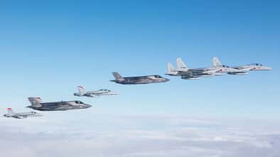 F/A-18 mit F-35 und F-15 in der Luft