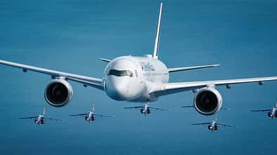 Airbus A350 mit Patrouille de France von vorne