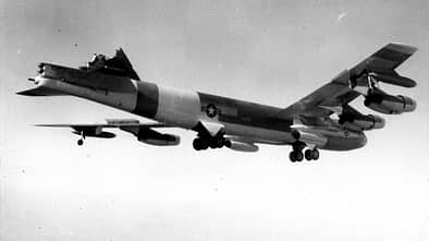 Boeing B-52H ohne Leitwerk im Flug