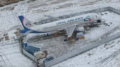Ural-A320 in Sibirien auf Feld im Winter