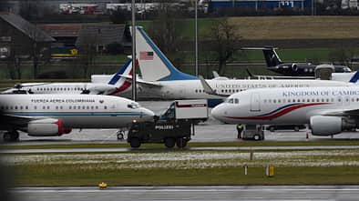 Boeing C-40 USAF mit VIP-Flugzeugen auf Vorfeld