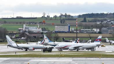 Regierungsflugzeuge auf Abstellfläche