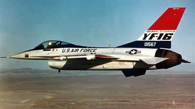 YF-16 in der Luft von der Seite
