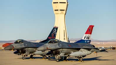 50 Jahre F-16 Edwards bunte Flugzeuge nebeneinander