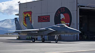 F-15C Eagle vor Hangar