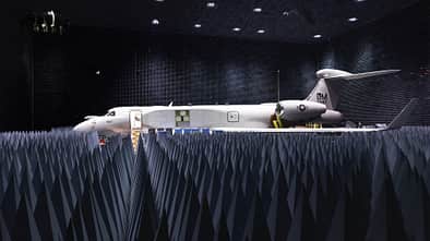 Seitenansicht EA-37B in schalltoter Kammer