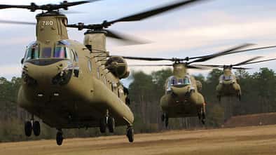 CH-47F Landung in Formation