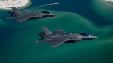 F-35 Lightning II zwei Jets über dem Meer