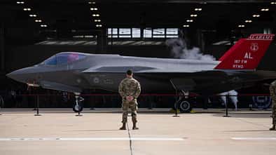 F-35A Alabama ANG rotes Heck mit Soldat