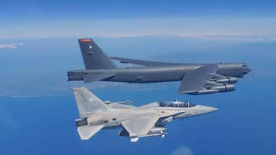 B-52H Stratofortress Formation mit FA-50