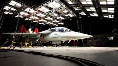 Hitzetest T-7A Red Hawk im Klimalabor