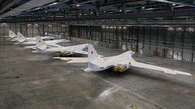 Vier Tu-160M in der Auslieferungshalle von Kasan.
