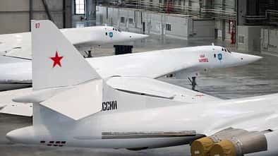 Vier Tu-160M in der Auslieferungshalle von Kasan.