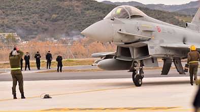 Eurofighter mit Bodenpersonal