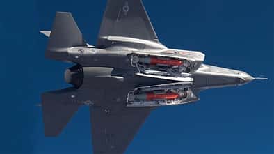 F-35 mit zwei B61-Bomben in Waffenschächten