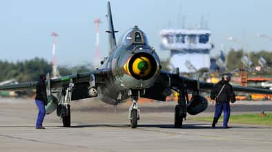 Suchoi Su-22 Polen von vorne mit Bodenmannschaft