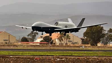 Northrop Grumman MQ-4C Triton landet in Sigonella.