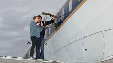 NASA DC-8 Personen mit Sensoren auf Tragfläche
