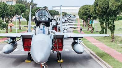F-15 Eagle Schlange auf der Straße von vorne