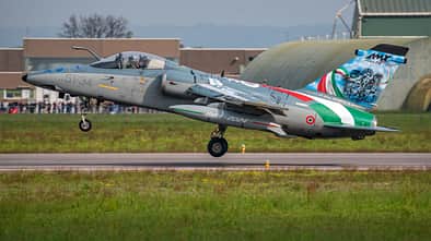 AMX Jagdbomber in Sonderbemalung auf dem Runway