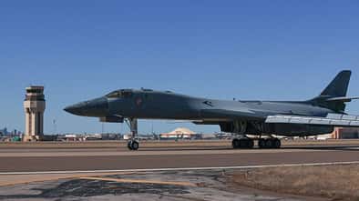 B-1B Lancelot rollend vor Kontrollturm