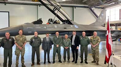 Gruppenbild vor F-16 Argentinien