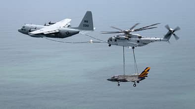 KC-130 Hercules betankt CH-53K mit F-35 als Außenlast