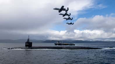 Vier A-10 in Formation über USS Nebraska