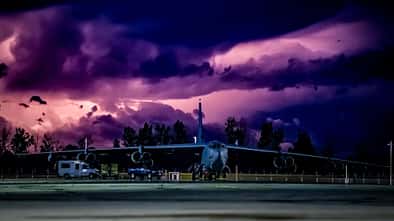 B-52H Stratofortress vor Gewitterwolken