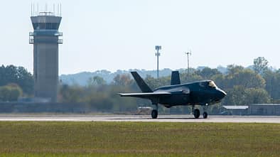 F-35A Lightning II auf Landebahn vor Tower der Ebbing ANG Base