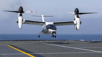 Kipprotor-Flugzeug AW609 aus Italien landet auf dem Flugzeugträger