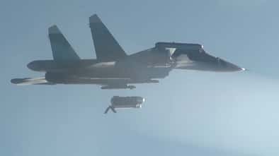 Suchoi Su-34 wirft Riesen-Gleitbombe FAB3000 ab.