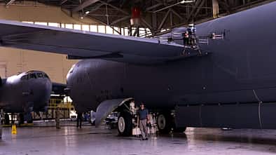 B-52 Wartung mit fliegender Drohne