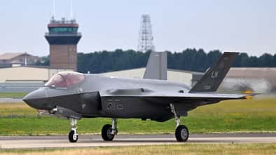 F-35A Lightning II vor Tower in Lakenheath