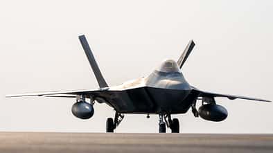 Rollende F-22A Raptor auf Wüstenbasis