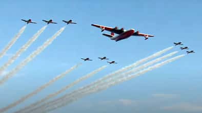 Martin Mars in Formation mit Snowbirds