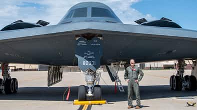 Pilot vor Stealth-Bomber B-2A Spirit 