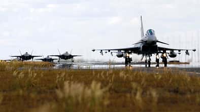 Eurofighter der Luftwaffe und australische F-35 auf dem Taxiway