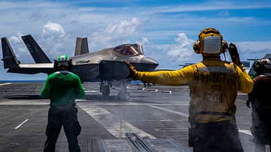 F-35C Lightning II wird an Deck der USS Abraham Lincoln eingewiesen